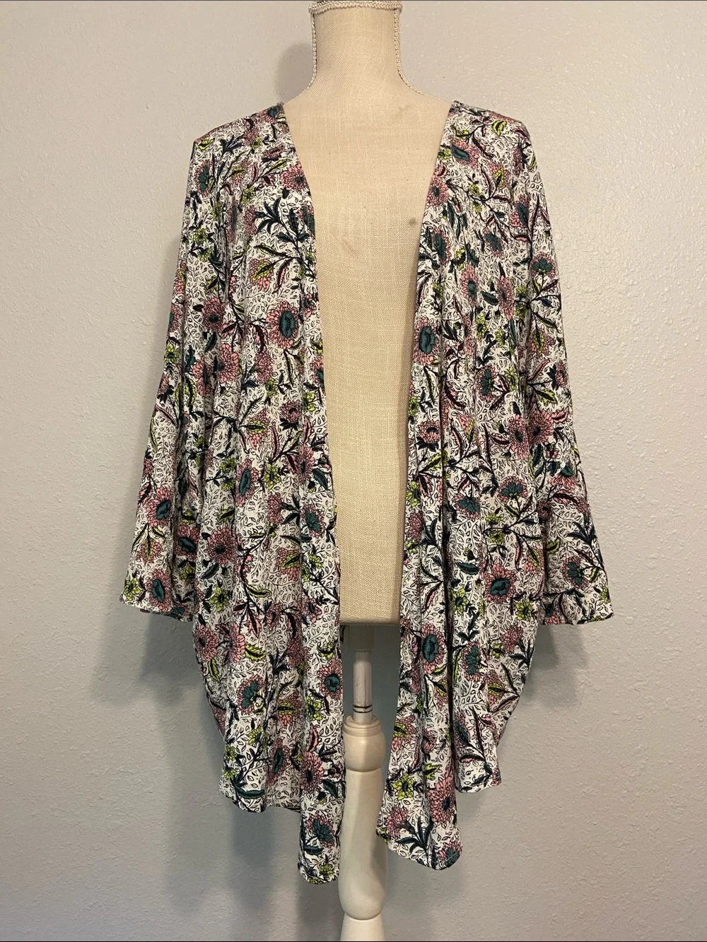 Torrid White Floral Print Chic Romantic Open Front Draped Kimono Size 3